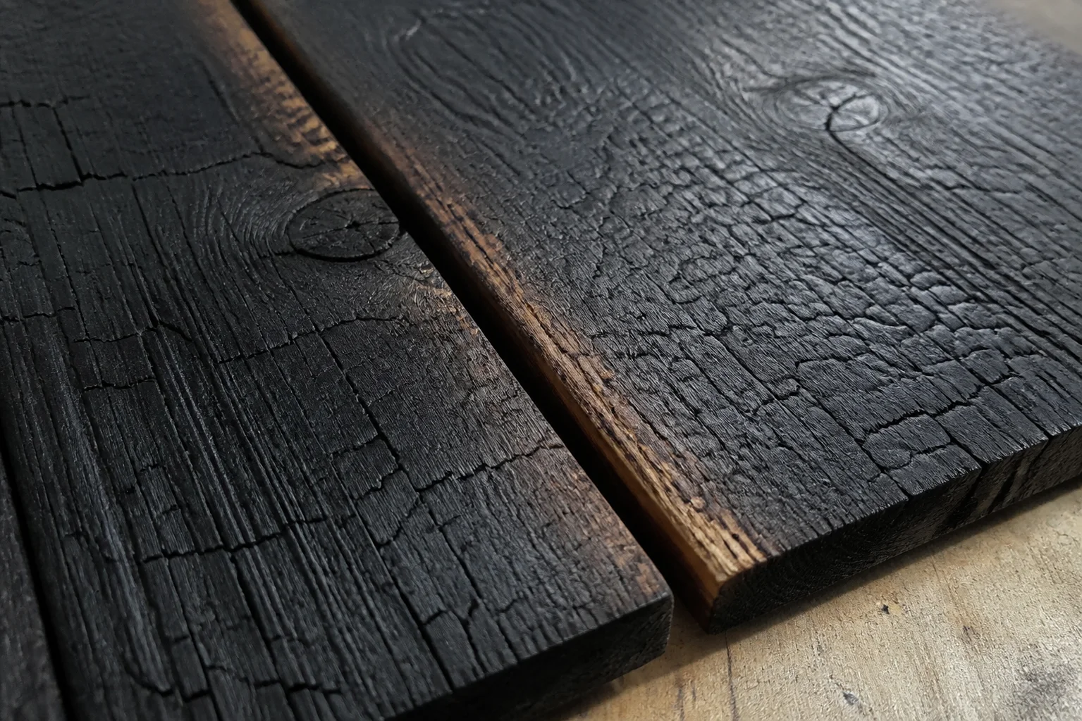 Detail hluboce opáleného dřeva shou sugi ban